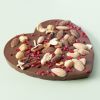 Melkchocolade in hartvorm met noten