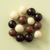 Gemengde chocolade hazelnoten biologische op een gele achtergrond