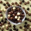 Biologische chocolade hazelnoten in een schaaltje