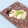 Chocolade kerstreep melk ingezoomd op chocolade sneeuwpop