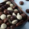 Close-up biologische chocolade kruidnoten gemengd in een schaal
