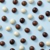 Biologische chocolade kruidnoten gemengd verspreid op de grond