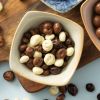 Chocolade rozijnen gemengd (bio) in een schaaltje