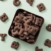 Chocolade speculaas lettertjes in bakje