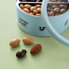 Close-up van lichtblauw bewaarblik gevuld met kleurrijke chocolade amandelen
