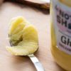 Ghee Biologische (500 gram) op een lepel