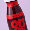 Close-up van een fles puur granaatappelsap