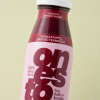 Close-up van fles granaatappel aardbei framboos sap
