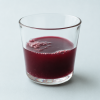 Glas gevuld met granaatappelsap, gember en citroen
