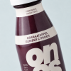 Close-up van fles granaatappelsap met gember en citroen 500 ml