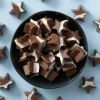 Kerststerren melk in een schaaltje en rondom het schaaltje verspreid