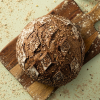 Koolhydraatarm brood gebakken op een houten plank