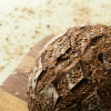 Koolhydraatarm brood gebakken op een houten plank zijaanzicht