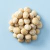 Macadamia noten ongebrand op een lichtblauwe achtergrond