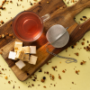Royal Tea thee-ei met kop thee en nougat