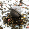 Royal Tea thee-ei tang met losse theemelange en suikerhartje