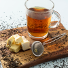 Royal Tea thee-ei tang met glas thee en nougat op houten plank