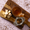 Royal Tea theezeefje met rooibos thee en nougat op houten plank