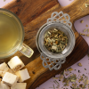Royal Tea theezeefje gevuld met kruiden thee op houten plank