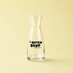 Notenkaraf 250 ml van De Notenshop op lichtgele achtergrond