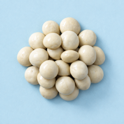 Witte chocolade kruidnoten op een lichtblauwe achtergrond
