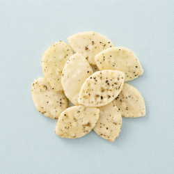 Konoha salad zwarte peper crackers op een lichtblauwe achtergrond