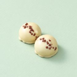 Chocolade mello cakes wit met chocoladestukjes op lichtgroene achtergrond