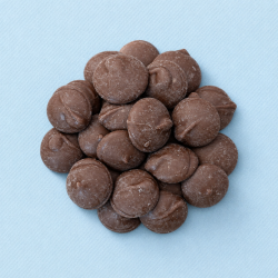 Cacaovrije melkdruppels ChoVia op lichtblauwe achtergrond