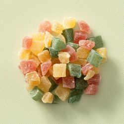 Kleurrijke fruitblokjes op een lichtgroene achtergrond
