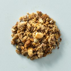 Granola op een lichtblauwe achtergrond