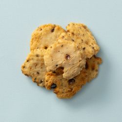 Rijstcrackers sojabonen op lichtblauwe achtergrond