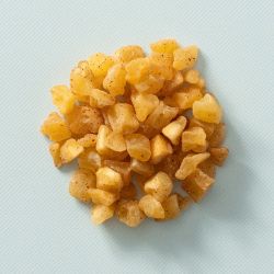 Yoghurt met appel kaneel blokjes op een lichtblauwe achtergrond
