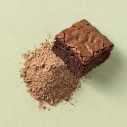 Vegan browniemix met vegan brownie ernaast