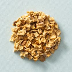 Biologische gedroogde appelstukjes op een lichtblauwe achtergrond