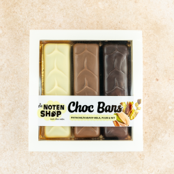 3 chocoladerepen in 3 verschillende soorten chocolade met pistache en kadayif vulling
