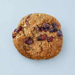 Haverkoek met cranberry op een lichtblauwe achtergrond