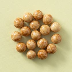 Witte chocolade rijstballen met cappuccinosmaak in een cirkel