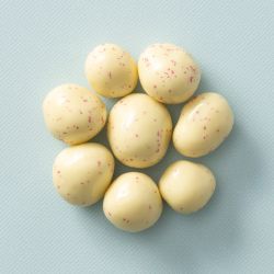 Chocolade yoghurt rozijnen op een lichtblauwe achtergrond