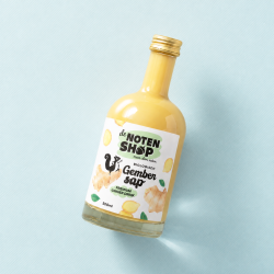 Fles biologisch gembersap 500 ml op lichtblauwe achtergrond