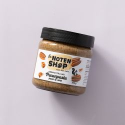 Pecanpasta van De Notenshop op een lichtpaarse achtergrond