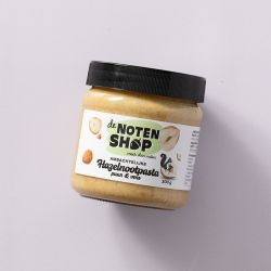 Hazelnootpasta op een lichtpaarse achtergrond