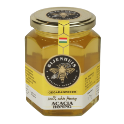Glazen pot met Acaciahoning van het merk Bijenhuis met een witte achtergrond