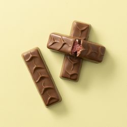 Chocolates For You choc bars Red fruit met melkchocolade en romige roodfruitvulling, 3 stuks op gele achtergrond