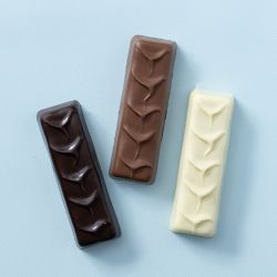 3 chocoladesoorten van dubai pistache kadayif repen in verpakking