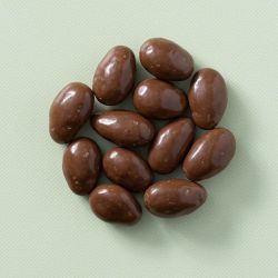 Melkchocolade amandelen in een rondje bij elkaar
