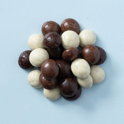 Chocolade kruidnoten gemengd biologisch op een blauwe achtergrond