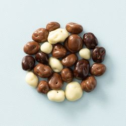 Biologische chocolade rozijnen gemengd met witte, melk- en pure chocolade