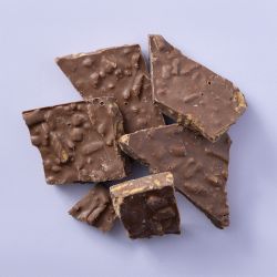 Chocolade stroopwafel breekplaat brokken melkchocolade op elkaar gestapeld