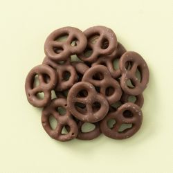 Pretzels melk op een hoop gestapeld