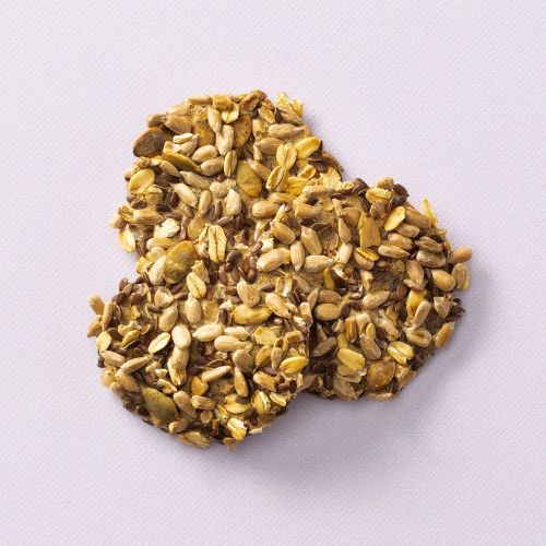 Crispy crackers mini met zaden op lichte achtergrond Crispy crackers mini met zaden op lichte achtergrond